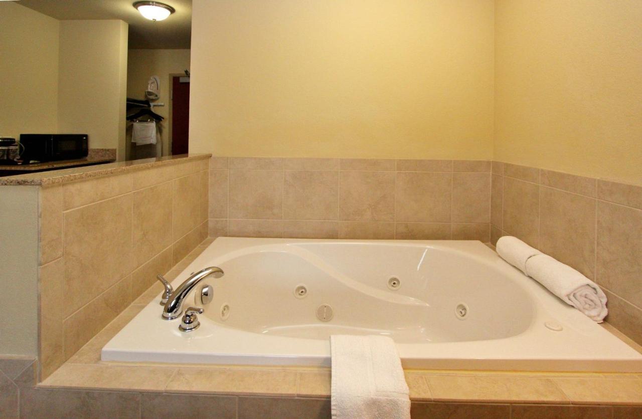 Cobblestone Inn & Suites-Fremont מראה חיצוני תמונה
